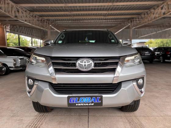 TOYOTA HILUX SW4 2.8 SRX 4X4 7 LUGARES 16V TURBO INTERCOOLER DIESEL 4P AUTOMÁTICO TOYOTA HILUX SW4 2.8 SRX 4X4 7 LUGARES 16V TURBO INTERCOOLER DIESEL 4P AUTOMÁTICO